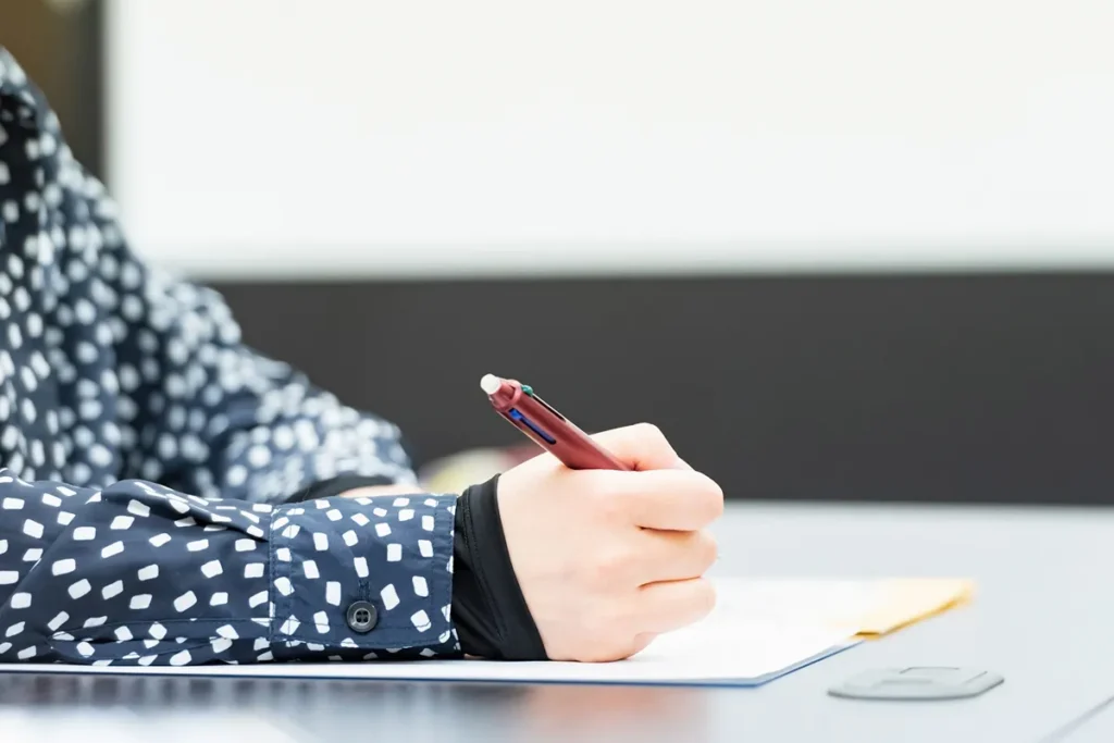 打ち合わせでお客さまのお話を聞いている様子